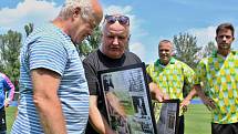 Fotbalový stadion v Libočanech byl svědkem oslavy 65. narozenin bývalého fotbalisty a později dlouholetého trenéra Jana Laibla.