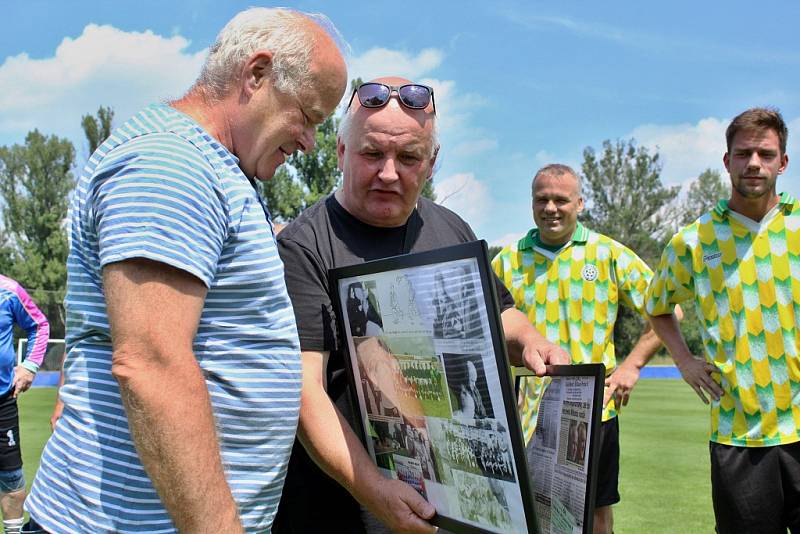 Fotbalový stadion v Libočanech byl svědkem oslavy 65. narozenin bývalého fotbalisty a později dlouholetého trenéra Jana Laibla.