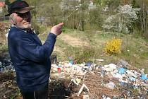 Litvínovan Marek Jindřich ukazuje na skládku odpadu vedle zahrádek. 