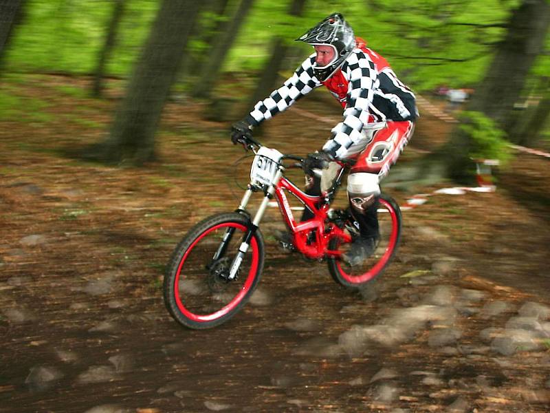 Downhill na mezibořské sjezdovce.