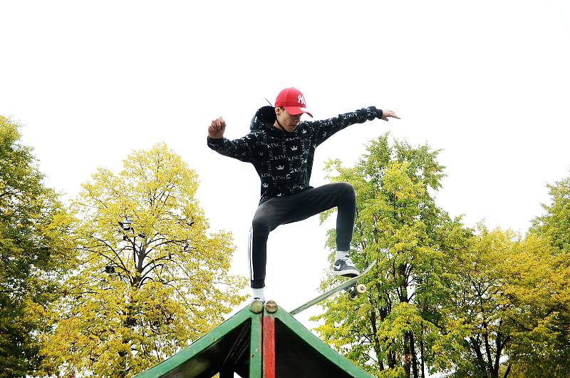 Skatepark v mosteckém parku Šibeník v neděli odpoledne ožil.