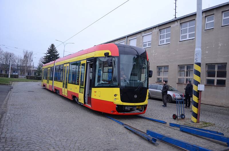 Do dopravního podniku v Mostě přivezli novou tramvaj. Odstartovala tak velká modernizace MHD, která zahrne řadu inovací a hodnotou se možná přiblíží k miliardě korun.