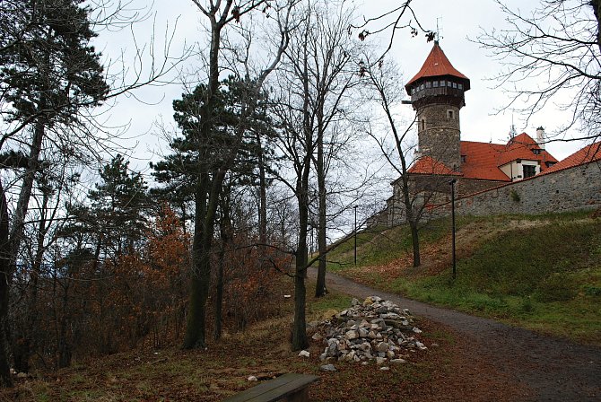 Mostecký hrad na zalesněném vrchu Hněvín ve středu 1. prosince 2021.