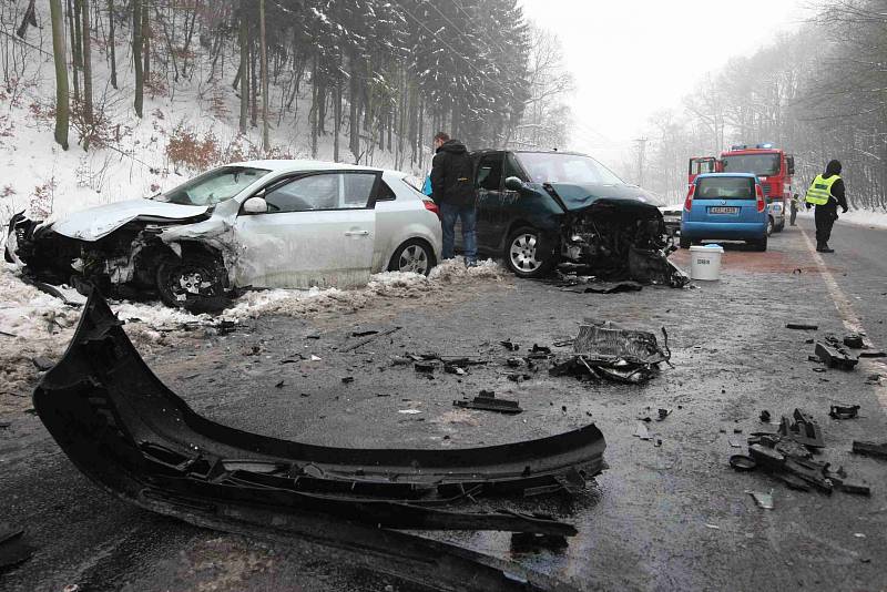 Na zledovatělé vozovce při nehodě dvou aut bylo zraněno malé dítě