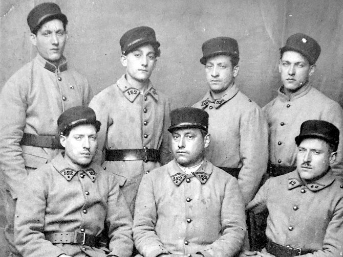 Rodinný klan bratrů Macalů v čs. zahraniční armádě ve Francii v roce 1939. Vpředu sedí Rudolf, František a Jiří. Nahoře stojí Alois, Richard, Antonín a Karel.