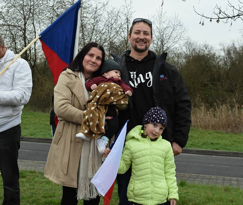 Z Mostu opět vyjela protestní jízda s vlajkami.