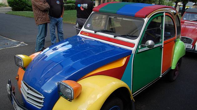 V Oblastním muzeu v Mostě začala v úterý výstava Citroënů 2CV. Expozice je předzvěstí srazu majitelů této značky v Mostě. Setkání nadšenců z celé planety potrvá od 28. července do 2. srpna.