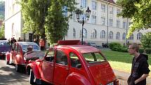 V Oblastním muzeu v Mostě začala v úterý výstava Citroënů 2CV. Expozice je předzvěstí srazu majitelů této značky v Mostě. Setkání nadšenců z celé planety potrvá od 28. července do 2. srpna.