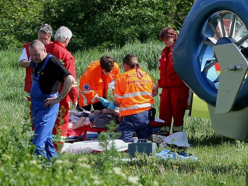 Autobus přimáčkl osobní automobil na dům, vážně se zranilo 13 lidí.