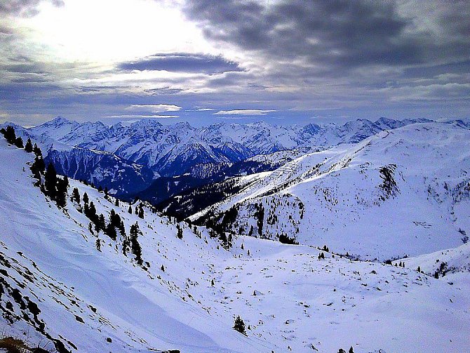 V rakouských Alpách každoročně hrozí laviny.