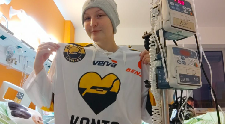 Letošní Vlasatý zápas bude pomáhat čtrnáctileté Elišce Valentové z Děčína, která prochází onkologickou léčbou a kvůli ní přišla o své vlásky.
