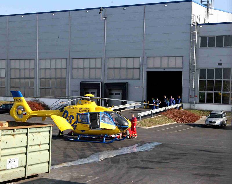 Těžce zraněného dělníka transportoval vrtulník