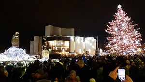 První náměstí v Mostě během slavnosti rozsvěcení vánočního stromu v neděli večer 3. prosince.