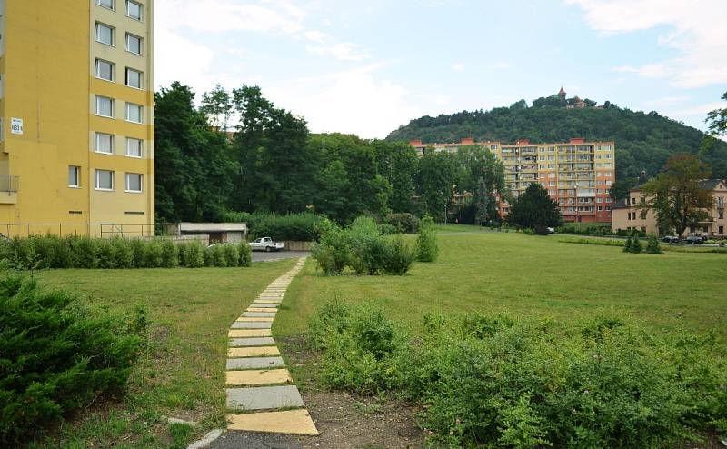 Tady stál objekt Zahražany se samoobsluhou, restaurací a kinem. Město opuštěný areál zbouralo. Škola či dům pro seniory nevznikly. 