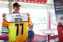 Valtteri Bottas, jezdec stáje Alfa Romeo F1 Team ORLEN je je velkým hokejovým fanouškem. Od klubu HC Verva Litvínov dostal dres podepsaný extraligovým A týmem.