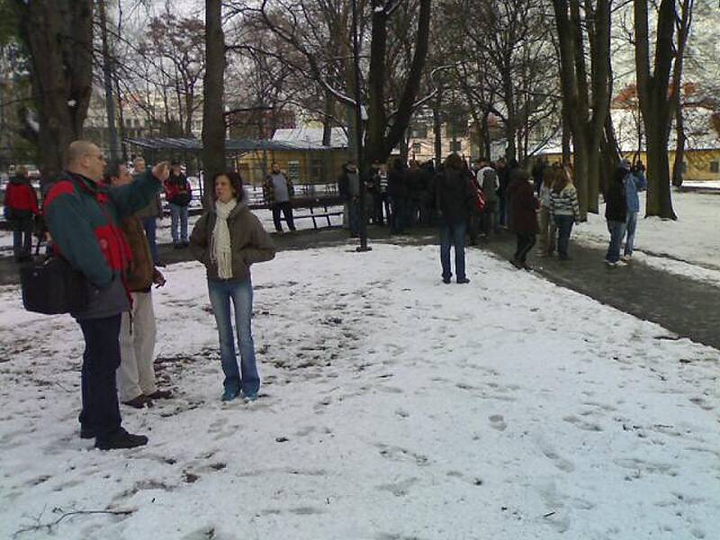 Lidé se scházejí na protestní shromáždění v Zámeckém parku v Litvínově.