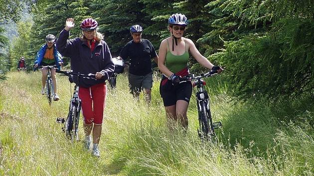 Jedni z prvních cyklistů na nově otevřené cyklostezce.