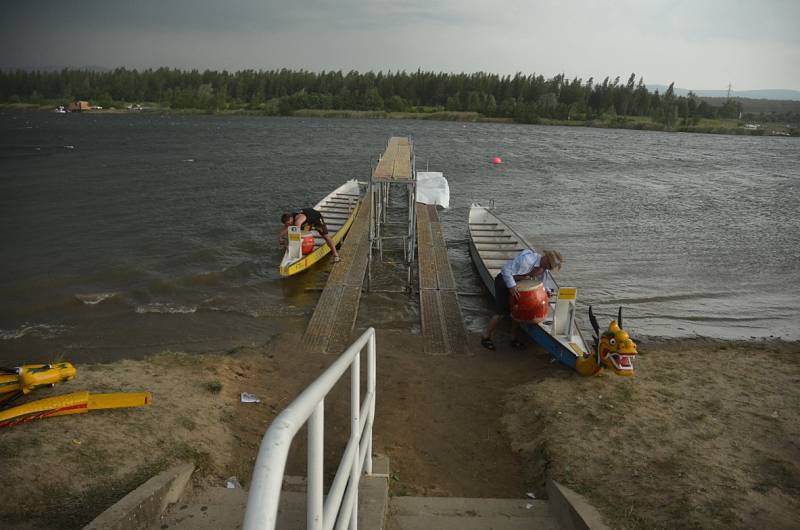 Závody dračích lodí na Matyldě.