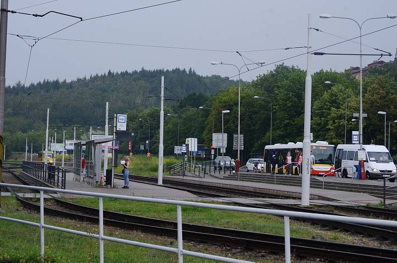 Konečná tramvají u nádraží. Sem mají jezdit tramvaje od Kahanu. Radnice si na to nechá udělat technickou studii proveditelnosti.