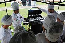 Workshop grilování s juniorským národním týmem kuchařů v Soukromé hotelové škole Bukaschool v Mostě ve čtvrtek 8. září.