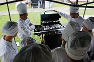 Workshop grilování s juniorským národním týmem kuchařů v Soukromé hotelové škole Bukaschool v Mostě ve čtvrtek 8. září.