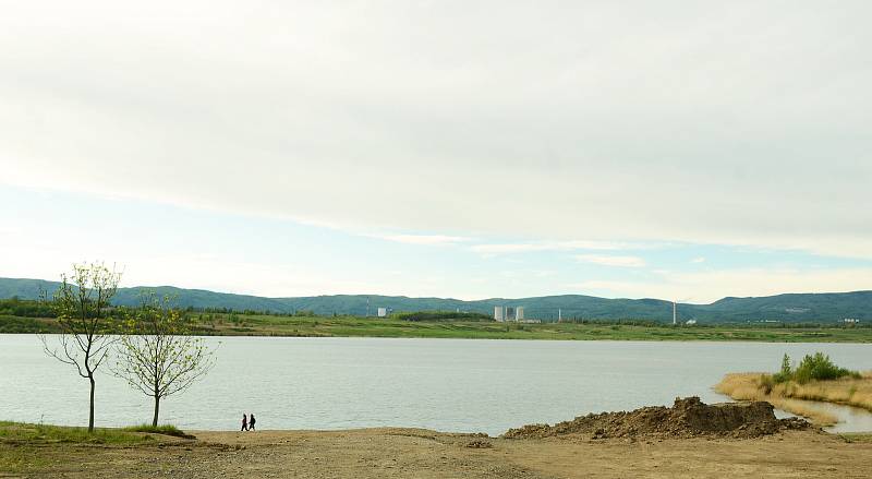 Jezero Most se už stává atrakcí, přestože přístup k vodě ještě není povolen kvůli výstavbě rekreačního zázemí na pobřeží.