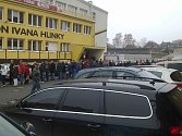 Fronta na lístky na Jágrovo Kladno se táhla od pokladen až k fotbalovému stadionu.