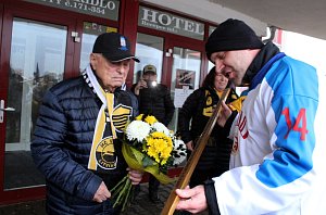 První ligový kapitán Litvínova Vladimír Kýhos nejstarší oslavil 90. Fanoušci ho překvapili pochodem.