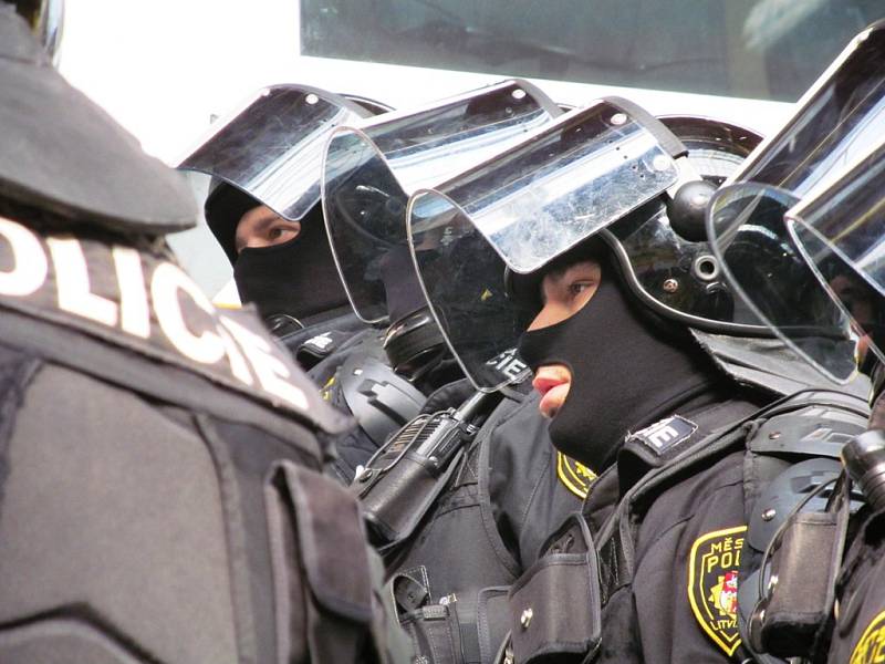 Policisté na litvínovském zimním stadionu cvičili zákroky proti fanouškům hostů.