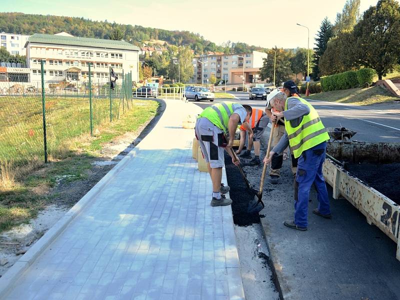 Silnice do Litvínova, kam se má prodloužit z Meziboří chodník.