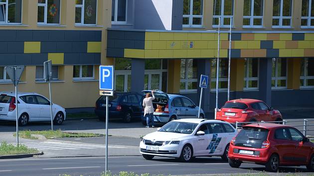 Základní a střední škola v ulici Jana Palacha v Mostě má řadu let potíže s parkováním rodičů dětí s různým postižením. Míst pro auta je málo. Zlepšení navrhne studie.