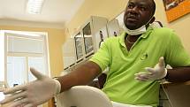  V roce 2012 Mostecký deník psal o ordinaci zubaře Fabrice Nduba Bongo z Konga v Mostě. 
