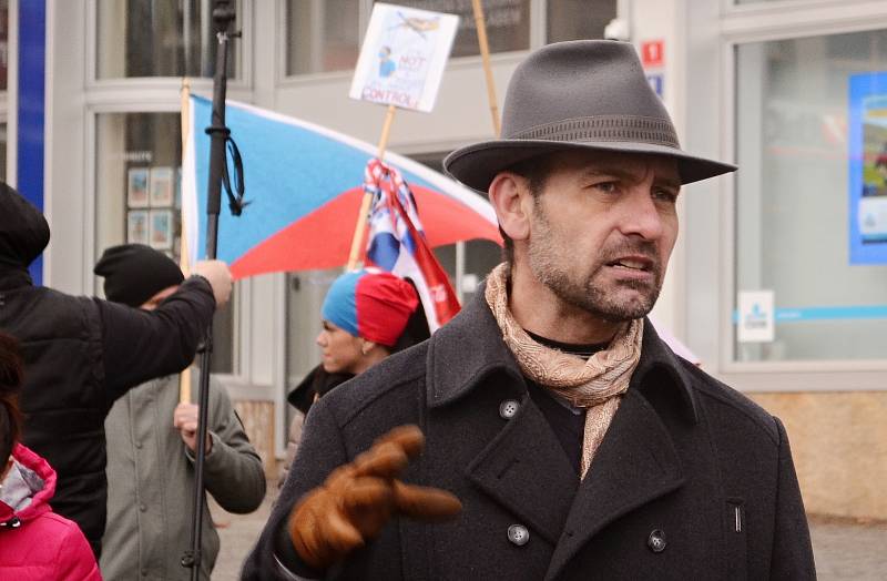 Aktivista David Tesař na protivládní demonstraci v Ústí nad Labem.