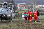 Zraněného dělníka transportoval do nemocnice vrtulník záchranářů