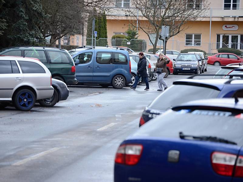 Stavební úřad v Mostě schválil záměr rozšířit parkovací místa v ulici Mladé gardy