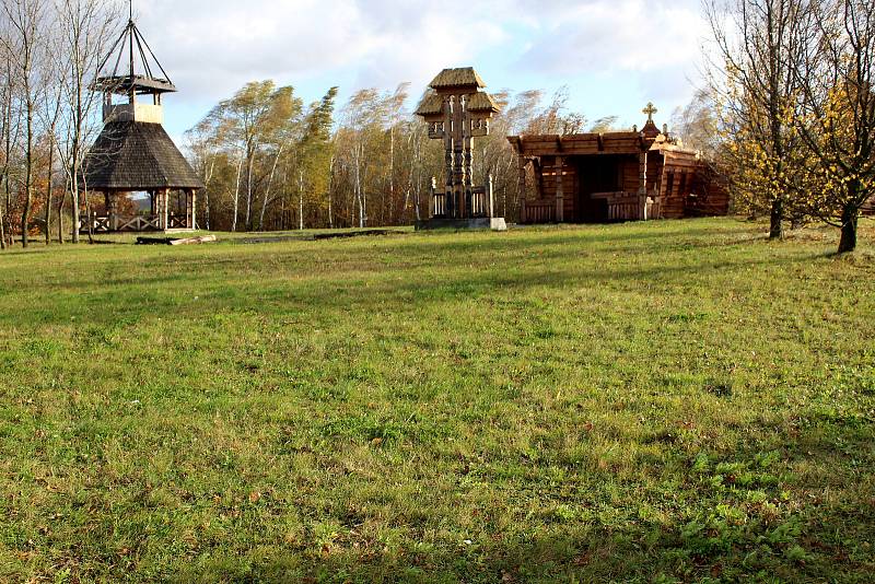 Silný nápor větru nevydržel pravoslavný kostel v Mostě, který byl ráno v troskách. Naštěstí se v době zřícení v areálu kostela nikdo nenacházel, takže nedošlo ke zraněním.