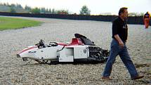 Tragická nehoda před dvaceti lety v Mostě přerušila závod ostrých historických F1. Zahynul pilot Careca.