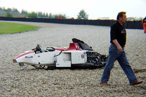 Tragická nehoda před dvaceti lety v Mostě přerušila závod ostrých historických F1. Zahynul pilot Careca.