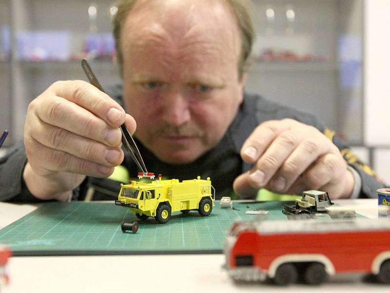 Mostecký profesionální hasič Petr Borka žije svým zaměstnáním i doma. Staví zmenšeniny hasičských vozů v měřítku H0.