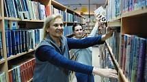 Zora Felixová a Lenka Pecáková mají na starosti kulturní zařízení města Meziboří, v němž je knihovna, informační centrum a společenský sál.