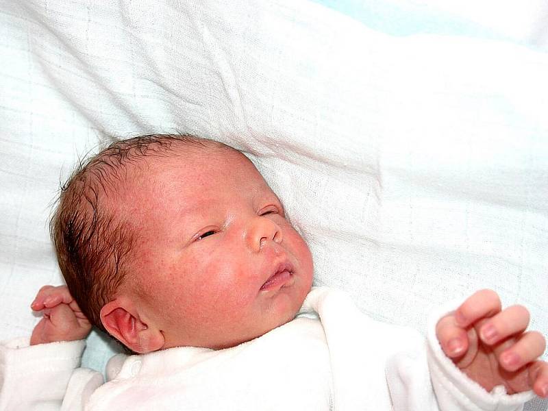 Mamince Petře Hampacherové z Mostu se 15. února v 16.45 hodin narodil syn Tomáš Hampacher. Měřil 54 centimetrů a vážil 3,64 kilogramu.