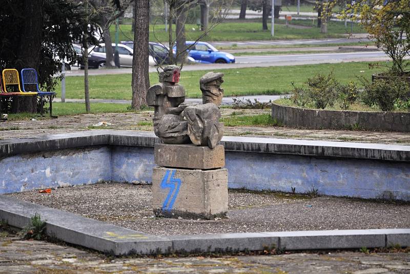 V mosteckém parku Střed se objevily nápisy propagující nacismus.