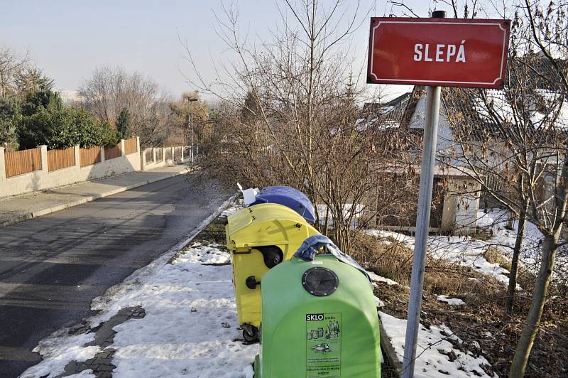 Popelnice bez přístřešků v Mostě vypadají hrozně, jako pěst na oko