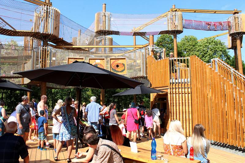 V Mostě na Šibeníku otevřeli nový zábavný park s 3D bludištěm a vyhlídkovou věží