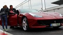 Majitelé a příznivci luxusních vozů značek Ferrari a Maserati se sešli na akci Scuderia Driving Experience na mosteckém autodromu