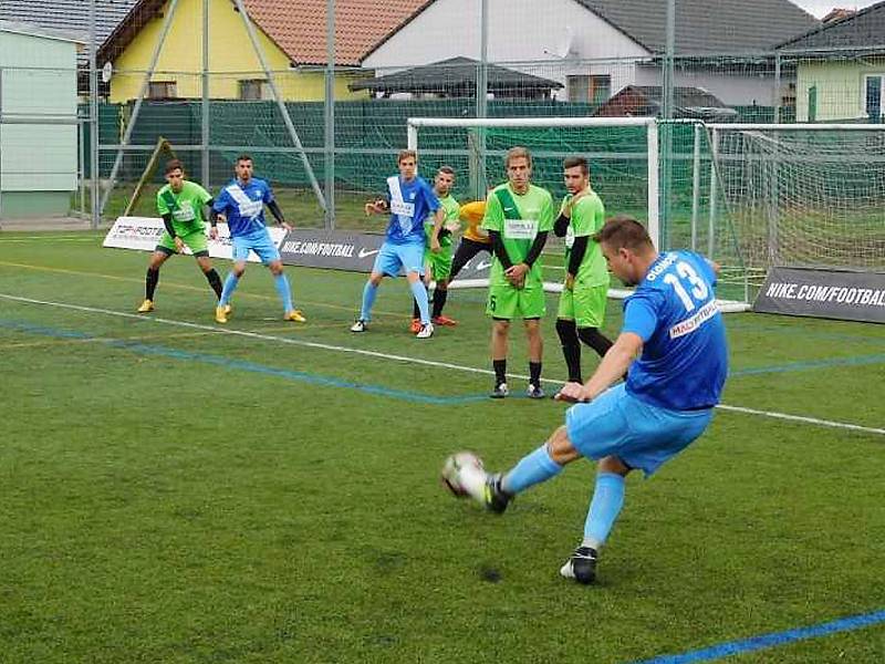 Mostečané (v zeleném) v prvním kole Superligy padli v Olomouci 3:5. V neděli doma hostí Blanensko.