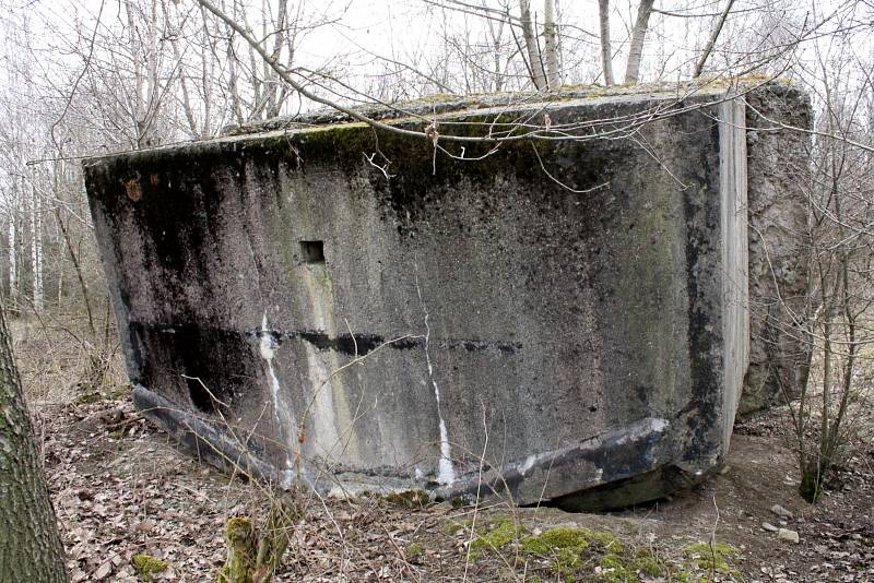 Převrácený bunkr na Červeném vrchu u Braňan na Mostecku.