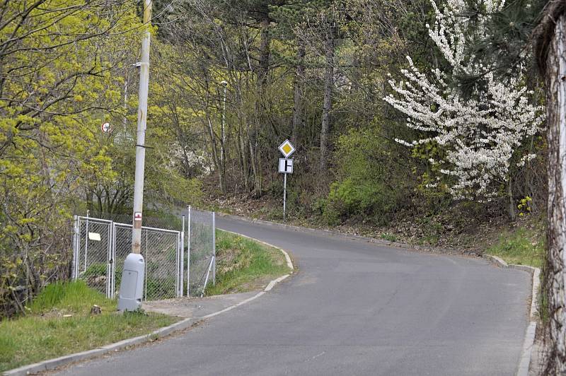 Asfaltová cesta na vrch Hněvín s ostrou zatáčkou v podhradí se má stavebně upravit