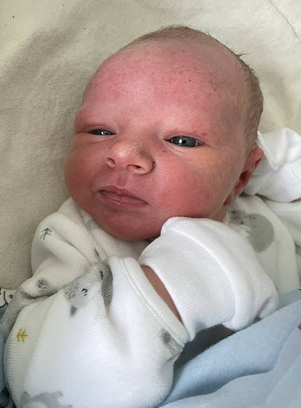 Adam Filo se narodil 8. května v 8.59 hodin mamince Daniele Filové z Mostu. Měřil 52 centimetru a vážil 3,67 kilogramu.
