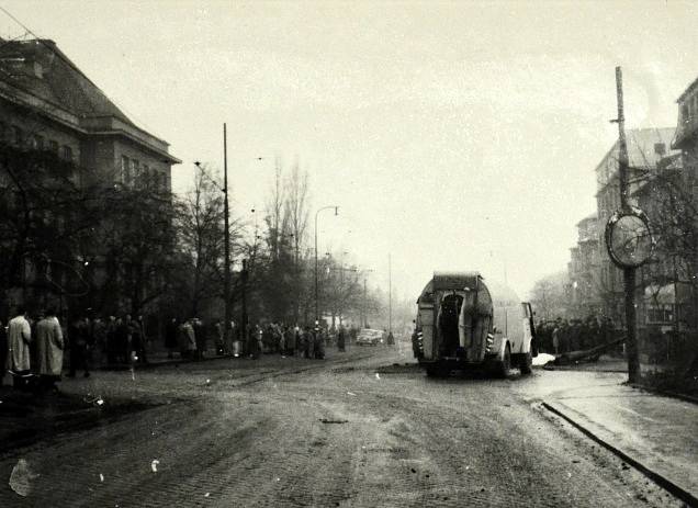 Dobové fotografie po nehodě úzkorozchodné tramvaje 1. listopadu 1960 v Mostě. 